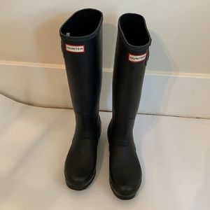 Black hunter boots